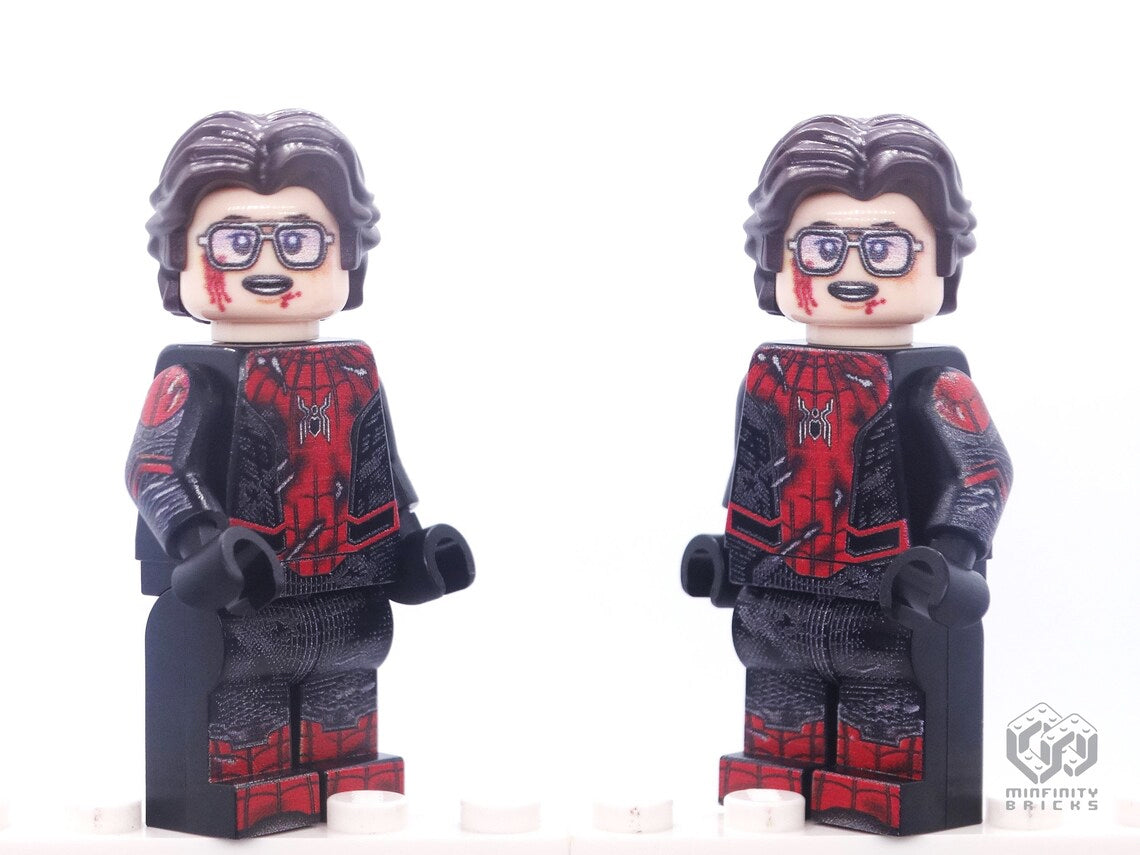 Spider-Man Battle-Damaged Black and Red suit, Far From Home | Adult Collectible Minifigure 15+